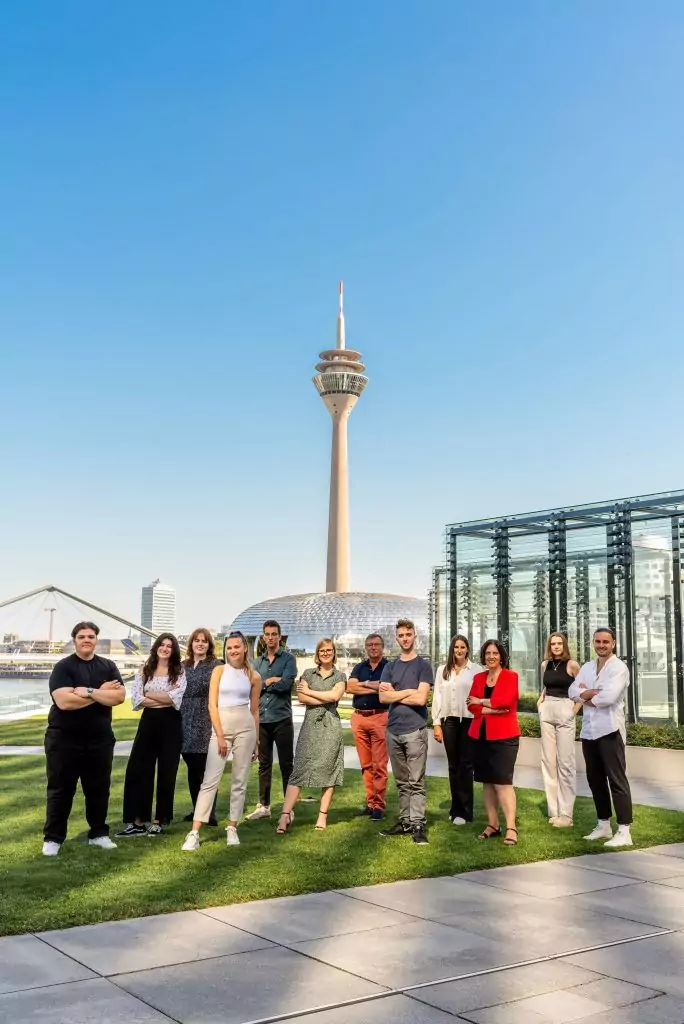 Das Synnous Team vor dem Düsseldorfer Fernsehturm als gutes Beispiel für Employer Branding