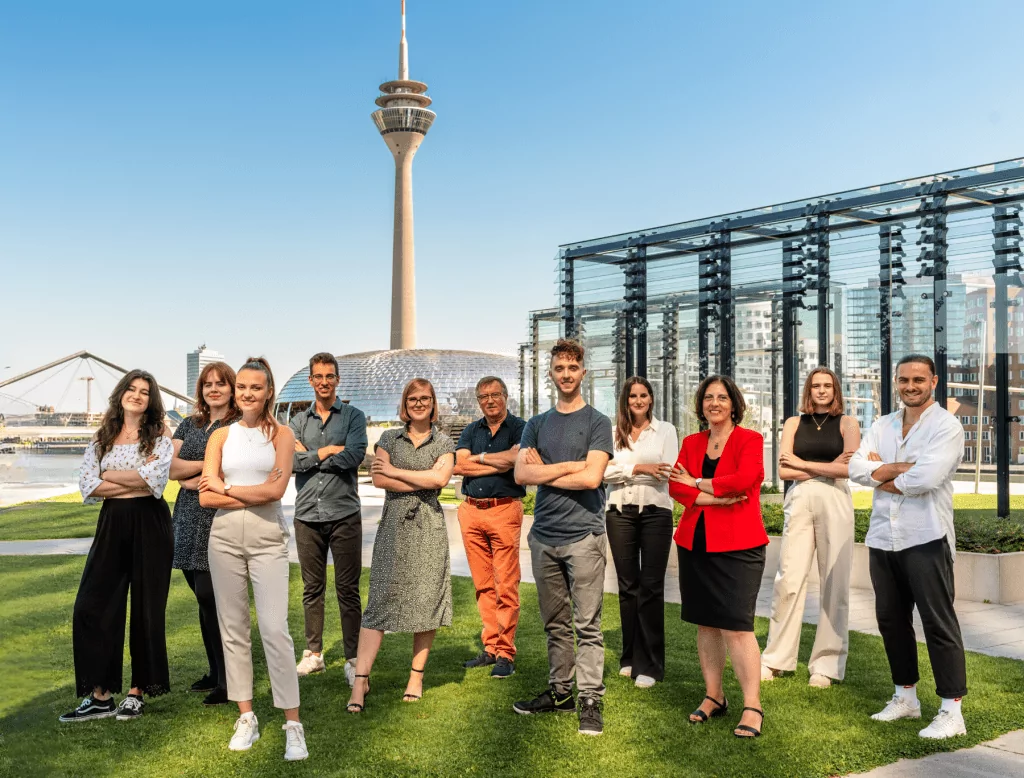Das gesamte Synnous Team und im Hintergrund der Düsseldrofer Fernsehturm