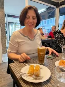 Synnous Geschäftsführerin Martha in einer griechischen Konditorei