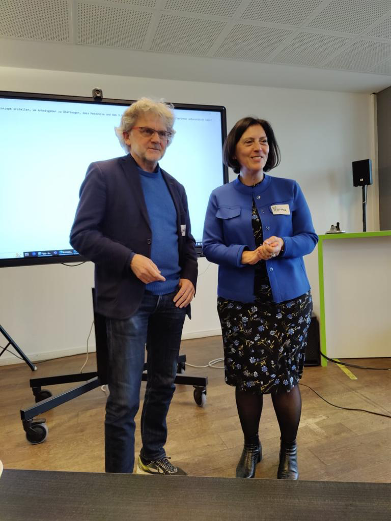 Lorenz Gräf und Martha bei einem Workshop von Synnous zum Thema KI