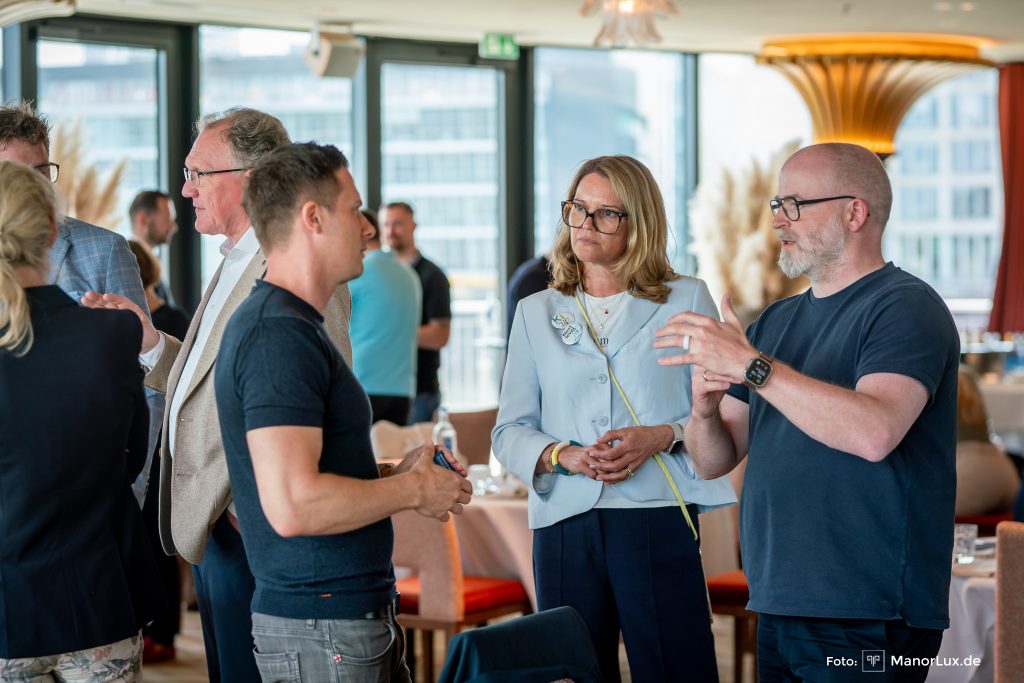 Gäste des KI Business Breakfast netzwerken in einer lockeren Runde im Hyatt Düsseldorf