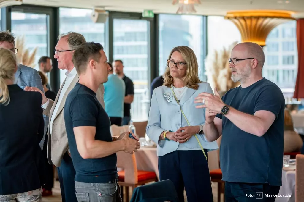 Gäste des KI Business Breakfast netzwerken in einer lockeren Runde im Hyatt Düsseldorf