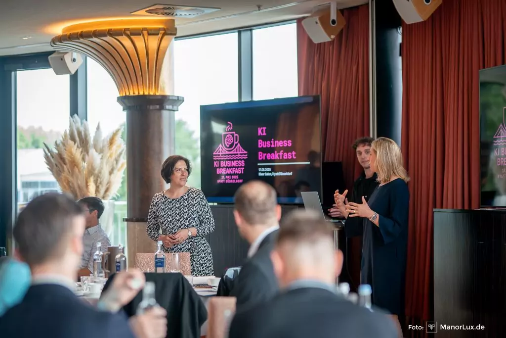 KI Event Düsseldorf: Teilnehmerinnen und Teilnehmer beim KI Business Breakfast im Hyatt