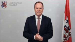 Düsseldorfs Oberbürgermeister Dr. Stephan Keller begrüßt die Gäste des KI Business Breakfasts mit einem Video.