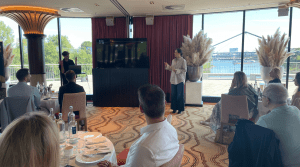 Speakerin Miriam Schmitt stellt ihr KI-Projekt auf dem KI Business Breakfast in Düsseldorf vor