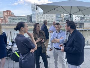 Teilnehmende der KI Business School netzwerken beim KI Konnect