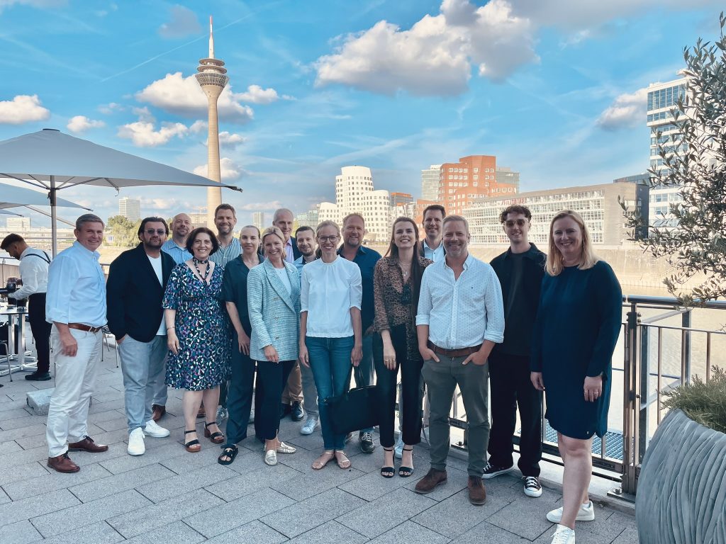 Teilnehmende der KI Business School im Gruppenfoto vor dem Düsseldorfer Medienhafen
