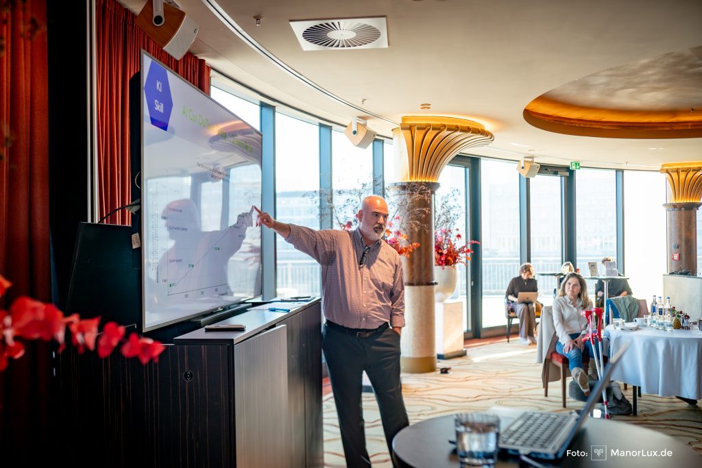 Prof. Thomas Hollmann, Arizona State University hält einen Vortrag beim KI Business Breakfast