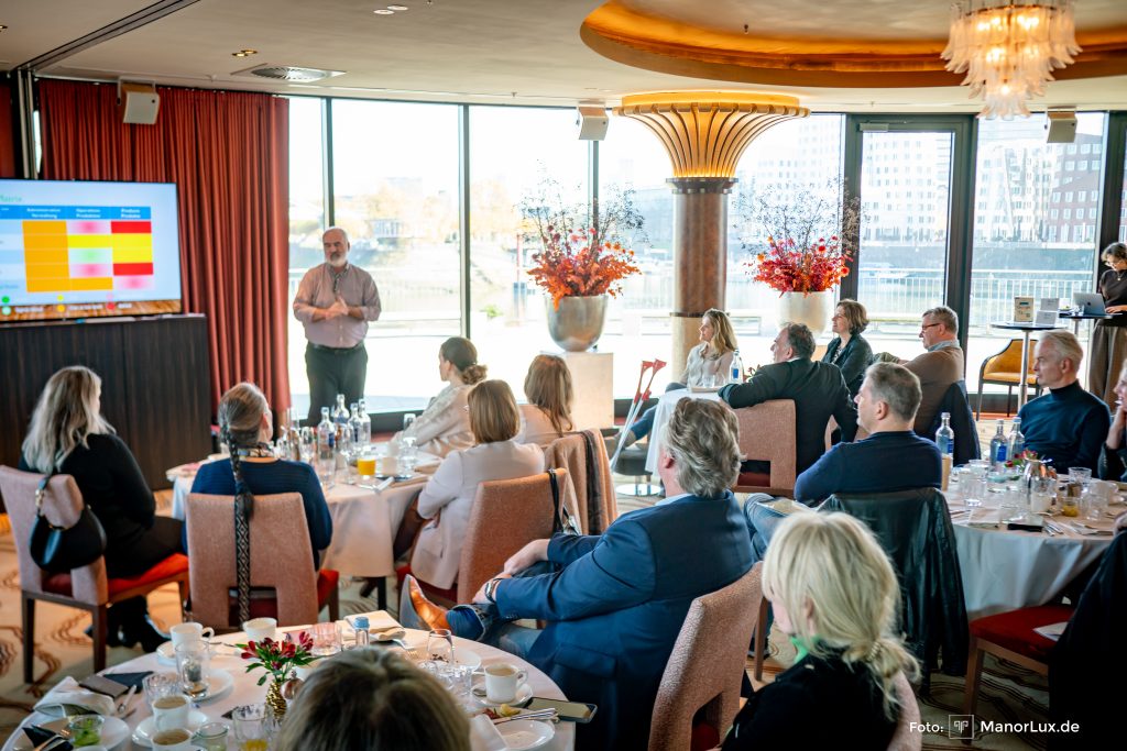 Professor Thomas Hollmann beim KI Business Breakfast