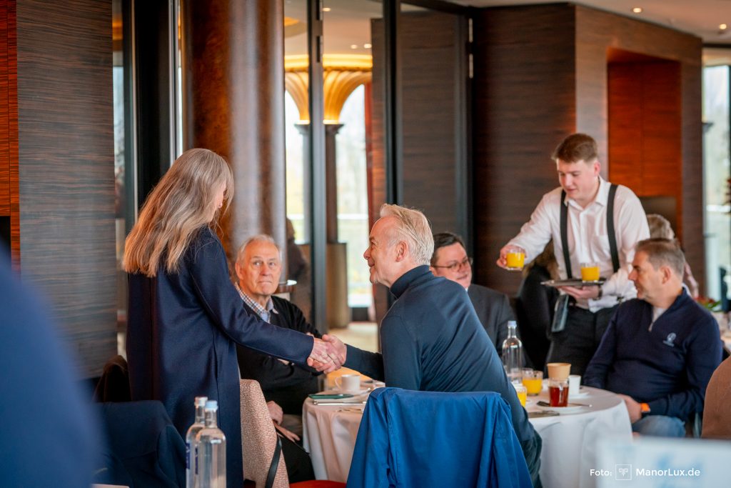 Gäste des KI Business Breakfast frühstücken und netzwerken miteinander.