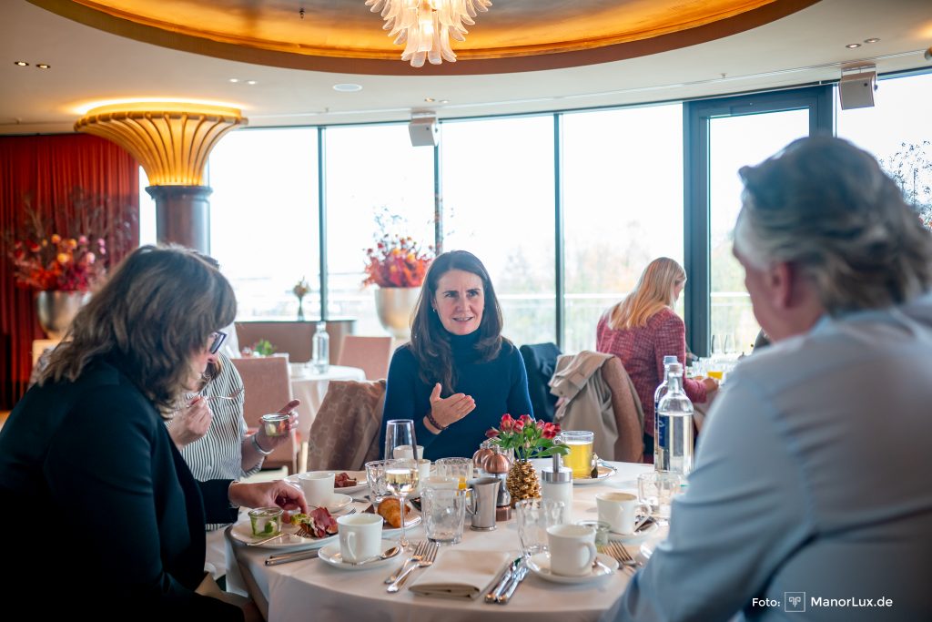 Gäste frühstücken beim KI Business Breakfast