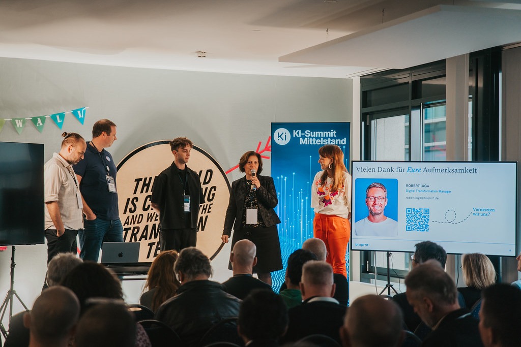 Martha und Niklas bei Adacor auf der Bühne KI Summit Mittelstand