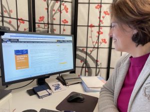 Martha Giannakoudi schaut sich Ihr Buch Online an