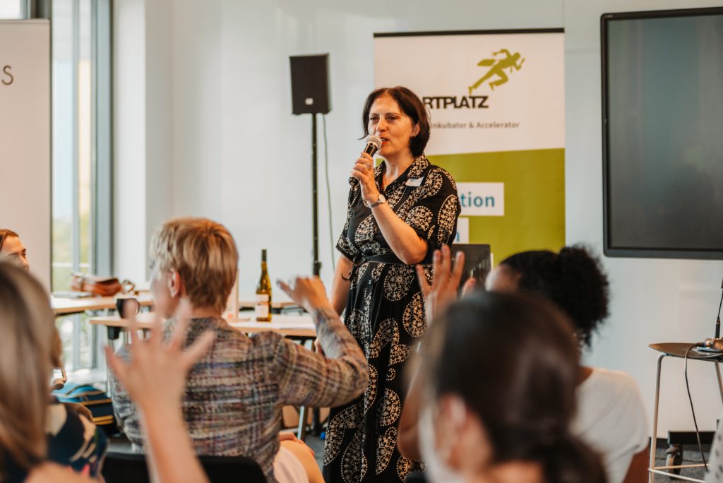 Moderatorin Martha Giannakoudi im STARTPLATZ Düsseldorf