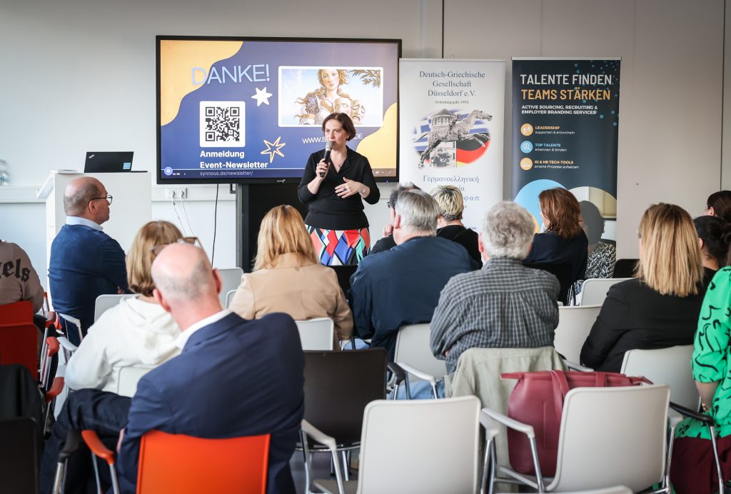Martha hält einen Vortrag bei der Hafen Leader Session zu KI und Indistrie