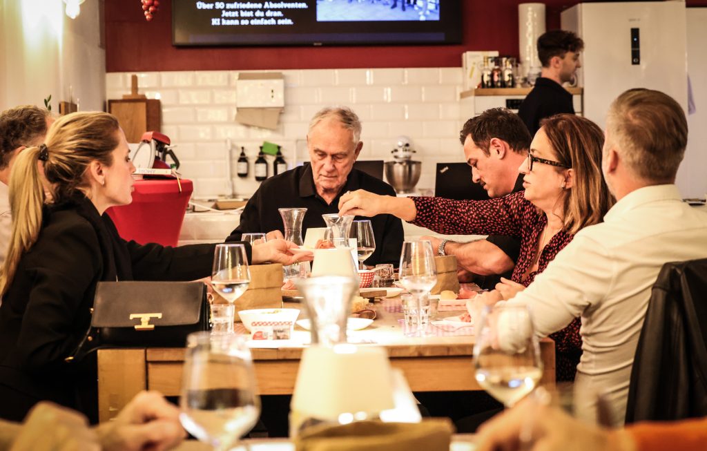 Teilnehmer essen beim Ki Afterwork