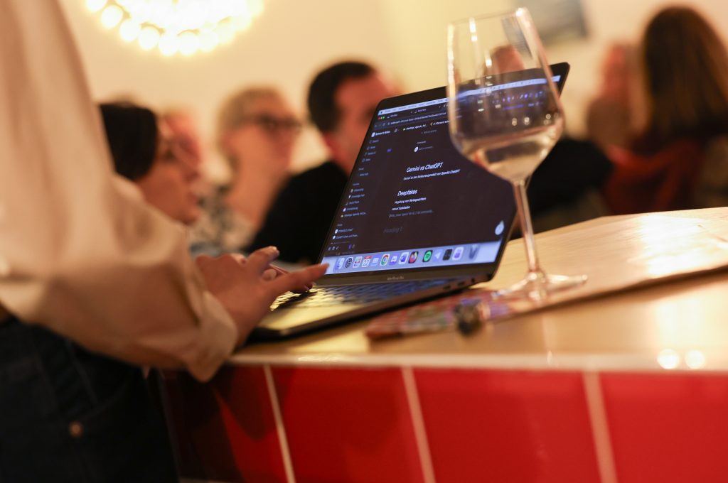 Laptop und ein Glas Weißwein