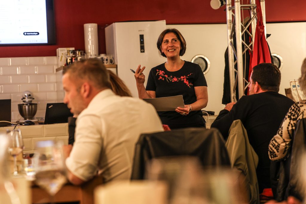 Speakerin Martha Giannakudi auf dem KI Afterwork bei Lettinis