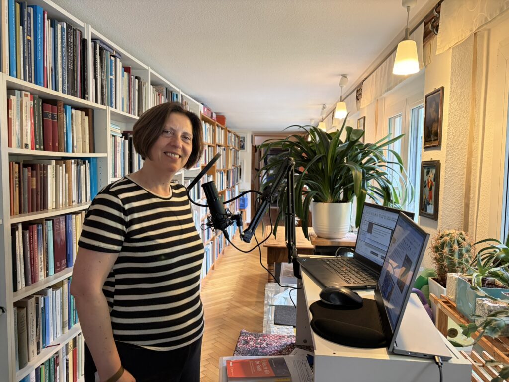 Martha Giannakoudi, Host von KI Entschleunigt in ihrem Podcaststudio